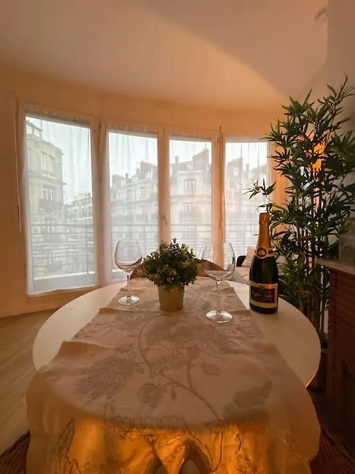 Tour Eiffel Apartment *